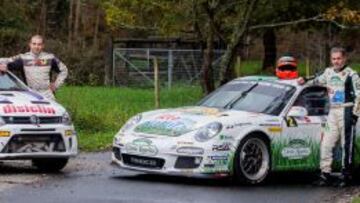 Amador Vidal y Sergio Vallejo posan con sus m&aacute;quinas, Volkswagen Polo y Porsche 911 respectivamente, con las que han ganado sus t&iacute;tulos esta temporada.