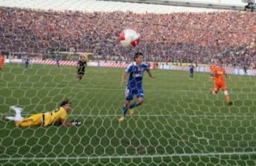 El gol de Gustavo Canales en la final del Clausura ante Cobreloa.