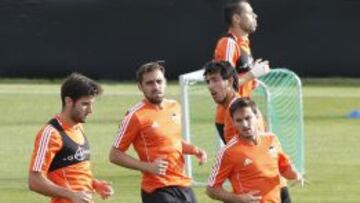 Paco Alcácer, junto a Barragán y Piatti.