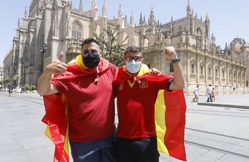 Las calles de Sevilla vibran con los seguidores españoles y suecos que verán esta noche el debut de sus selecciones.