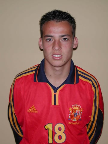 Internacional en todas las categorías con España. En la foto posaba antes de su debut con la sub 17. Silva tenía 15 años.