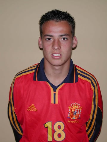 Internacional en todas las categor¨ªas con Espa?a. En la foto posaba antes de su debut con la sub 17. Silva ten¨ªa 15 a?os.