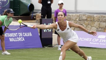 La tenista serbia Jelena Jankovic devuelve una pelota a la tenista croata Ana Konjuh durante la ronda de hoy del Torneo Mallorca Open, que se juega en la localidad de Santa Ponsa, en Mallorca. 