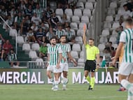 Muñiz Muñoz saca la roja a Jacobo