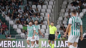 Muñiz Muñoz saca la roja a Jacobo