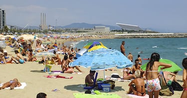La playa de Nova Mar Bella es también tranquila, con un ambiente más familiar que jovial. Además, cuenta con una zona específica para mujeres. Es una de las playas más populares para practicar el nudismo.