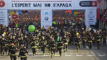 Los bomberos protagonistas de la carrera que lleva su nombre y que corren 10 km xon su equipo de intervenci&oacute;n.