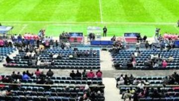 <b>DESANGELADO. </b>El Vicente Calderón no mostró un buen aspecto en el partido frente al Oporto. Hubo sólo 25.000 espectadores.