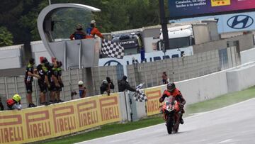 Redding ve la bandera de cuadros en la Carrera 1 de Montmel&oacute;.