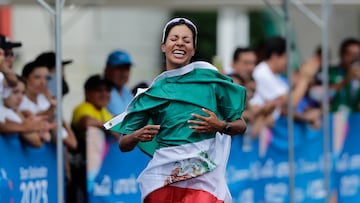 AMDEP6062. SAN SALVADOR (EL SALVADOR), 02/07/2023.- Alejandra Ortega de México celebra al ganar la medalla de oro hoy, en el podio de marcha 20Km femenina durante los Juegos Centroamericanos y del Caribe en San Salvador (El Salvador). EFE/ Rodrigo Sura
