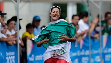 Alejandra Ortega celebra al ganar la medalla de oro en la marcha 20Km femenina durante los Juegos Centroamericanos y del Caribe