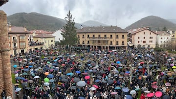 Un pueblo riojano cierra la Semana Santa lanzando más de 1.000 euros por un balcón