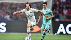 Adrien Rabiot conduce un bal&oacute;n ante Mesut &Ouml;zil. 