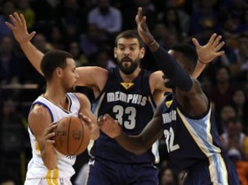 Marc Gasol y Jeff Green ante Stephen Curry en el partido Memphis Grizzlies-Golden State Warriors.