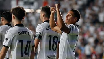 Mejía, del Burgos, celebra el tercer gol de su equipo en Cádiz.
