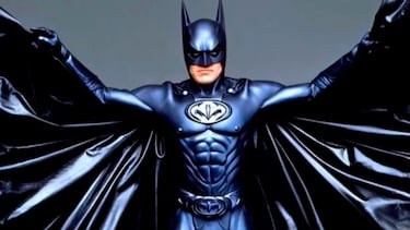 Casi 30 años después, George Clooney se ríe del infame traje de Batman con pezones de ‘Batman y Robin’: “Dolía llevarlo puesto”