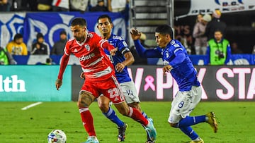 AME6376. MIAMI (ESTADOS UNIDOS), 14/01/2023.- Emanuel Mammana (i) de River Plate disputa el balón con Daniel Cataño de Millonarios, durante un partido amistoso en el DRV PNK Stadium, en Miami (Estados Unidos). EFE/ Giorgio Viera