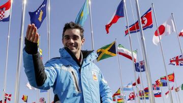 Javier Fern&aacute;ndez posa delante de las banderas de la Villa Ol&iacute;mpica de los Juegos Ol&iacute;mpicos de Invierno de Pyeongchang.