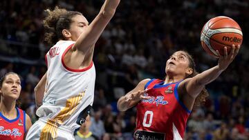 GRAF801. LA LAGUNA (TENERIFE), 23/09/2018.- La base de la selección de Puerto Rico Jennifer O'Neill (d) entra a canasta ante la oposición de Laura Nicholls, de España, durante el partido del grupo C de la Copa del Mundo de Balonc