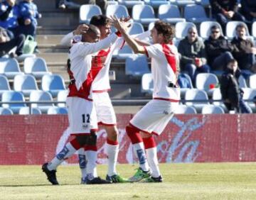 Los jugadores del Rayo celebran el gol del empate de Jozabed