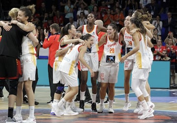 Las jugadoras españolas celebran su medalla de bronce tras ganar a Bélgica  67-60.