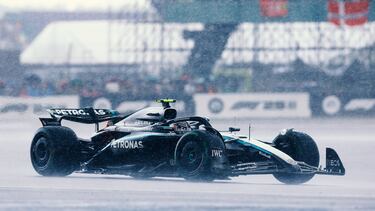 Andrea Kimi Antonelli sobre el asfalto mojado del circuito de Silverstone.