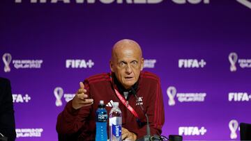 Pierluigi Collina, jefe del comité arbitral de la FIFA, en rueda de prensa.