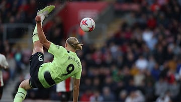 Erling Haaland, jugador del Manchester City, remata en el aire para marcar ante el Southampton.