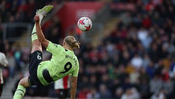 Erling Haaland, jugador del Manchester City, remata en el aire para marcar ante el Southampton.
