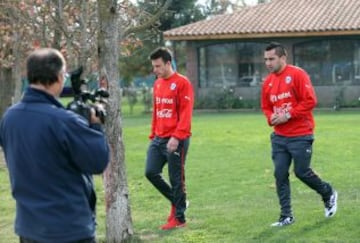 Angelo Henríquez y Fernando Meneses hablaron con la prensa. La selección chilena trabajó en doble jornada este lunes.