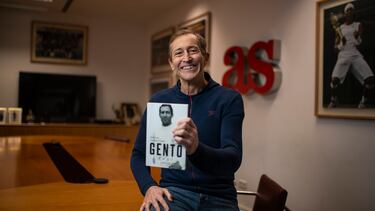 José Luis Llorente posa con el libro sobre Paco Gento que acaba de publicar.