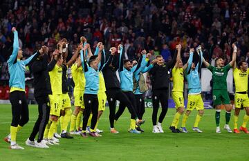 Los jugadores del Villarreal celebran el pase a semifinales de Champions al final del partido.