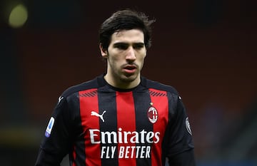 Es el futuro del mediocampo en Italia. En su primera temporada en el Milan no tuvo tantos minutos, pero la directiva seguiría confiando en Tonali. Con 21 años es comparado con Andrea Pirlo por su salida de juego desde atrás. 