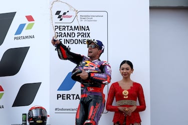 Jorge Martín celebra, en su llegada al podio, su victoria en la carrera del GP de Indonesia. Disputado en el Circuito de Mandalika.