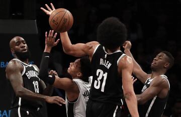 BIEN: Perfecto trabajo para Sean Marks y Kenny Atkinson, sumidos en una de las reconstrucciones más complicadas de toda la historia. Los Nets rascan talento de donde pueden y en pista compiten cada noche. Desde luego por encima de lo esperado y más tras las lesiones de Jeremy Lin y D'Angelo Russell. Enorme mérito.