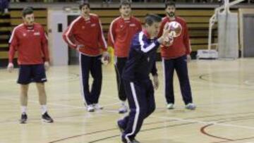 Manuel Cadenas, durante el entrenamiento en Valencia de la Selección que competirá en el Mundial de Balonmano de Qatar.