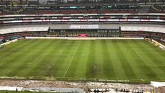 El Estadio Azteca vuelve a mostrar su cancha da&ntilde;ada