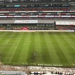 El Estadio Azteca vuelve a mostrar su cancha dañada
