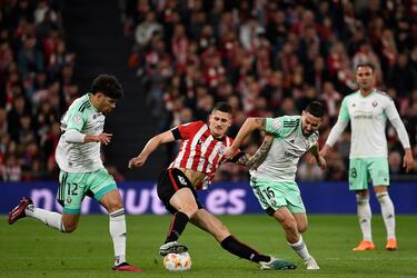 Oihan Sancet contra el balón entre los jugadres del Osasuna, Abde y Moi Gómez.