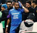 Dimitri Payet recibe un botellazo durante el partido contra el Lyon