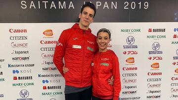 Aritz Maestu y Laura Barquero posan tras concluir su participación en el programa libre de los Mundiales de Patinaje Artístico de Saitama.