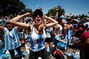 Aficionados argentinos celebran el primer gol de Argentina, obra de Messi de penalti.