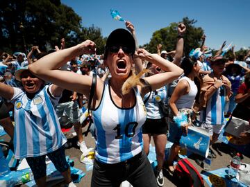 Aficionados argentinos celebran el primer gol de Argentina, obra de Messi de penalti.
