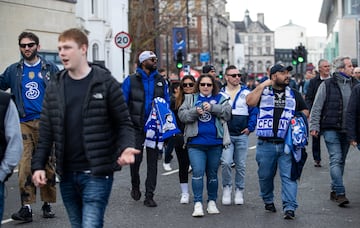 Aficionados del Chelsea caminan en los aledaños de Stamford Bridge, el día de la derrota ante el Brighton (1-2).