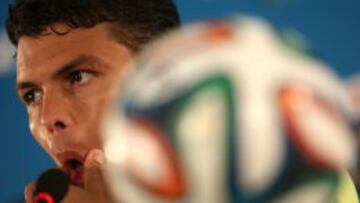 El jugador de Brasil Thiago Silva asiste a una rueda de prensa hoy, domingo 22 de junio de 2014, en el estadio Mané Garrincha en la ciudad de Brasilia (Brasil). Brasil jugará mañana contra Camerún en el último partido de la fase de grupos del Mundial de Fútbol 2014.