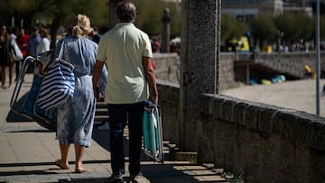 Dos personas se dirigen a la playa Silgar, a 30 de septiembre de 2023, en Sanxenxo, Pontevedra, Galicia (España). Septiembre dará paso a un octubre inmerso en un episodio de calor, con un veranillo de San Miguel, al coincidir con dicha festividad, las temperaturas alcanzan este sábado valores superiores a los normales para la época en prácticamente todo el país, con 30 grados (ºC) generalizados en casi toda España, según la Agencia Estatal de Meteorología (AEMET).
30 SEPTIEMBRE 2023;CALOR;VERANILLO;SAN MIGUEL;OCTUBRE;RECURSOS;TEMPERATURAS;GRADOS;SUPERIOR;SUBIDA;AEMET
Elena Fernández / Europa Press
30/09/2023