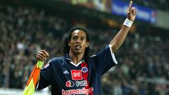 Brazilian striker Ronaldinho of Paris Saint Germain celebrates after scoring the second goal for his team in the semi-final of the French Cup against Girondins Bordeaux at Paris&#039; Parc des Princes stadium, April 27, 2003.  REUTERS/Charles Platiau