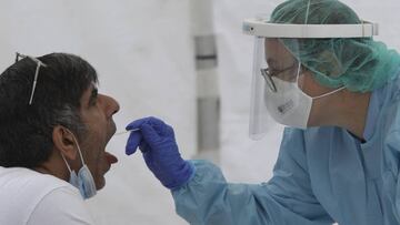 Una sanitaria le realiza un frotis bucal a un vecino de Ordizia en una de las carpas instaladas en el parque Barrena por el Ayuntamiento de Ordizia para realizar test ante el posible brote de COVID-19 detectado en la localidad guipuzcoana, en Ordizia, Guipúzcoa, País Vasco (España), a 6 de julio de 2020. Las diez carpas se han instalado a las 10.00 horas de este lunes para realizar pruebas PCR. Se prevé que a lo largo de la jornada se realicen entre 500 y 700 pruebas.
06 JULIO 2020 CORONAVIRUS;PANDEMIA;POSITIVO;NEGATIVO;ENFERMEDAD
Javi Colmenero / Europa Press
06/07/2020