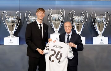 Dean Huijsen y Florentino Prez posan con la camiseta del jugador. 