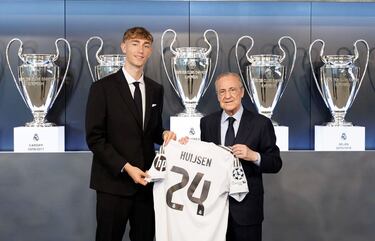 Dean Huijsen y Florentino Pérez posan con la camiseta del jugador. 